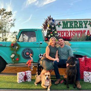 12/07- Leslie Wells Realty hosts Christmas Truck Photos